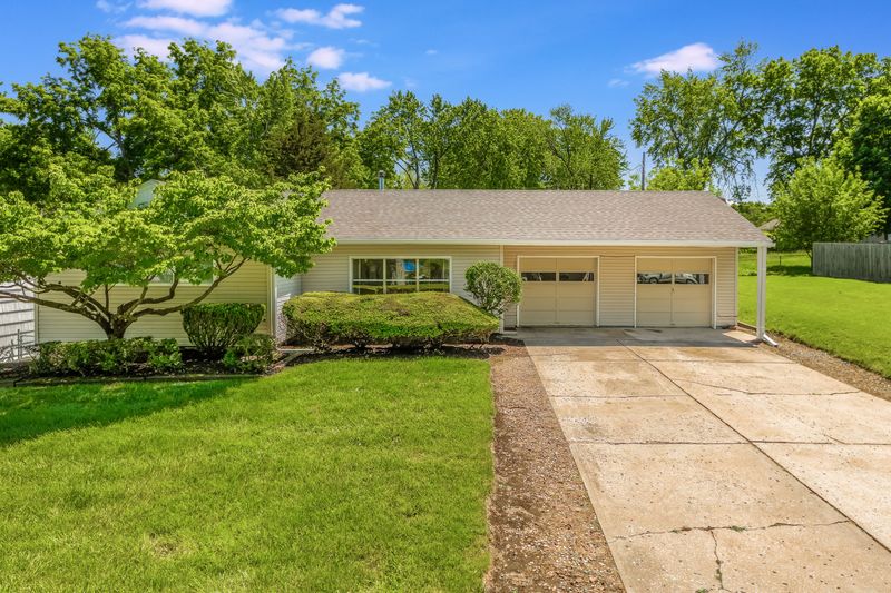 Front exterior of 10007 E 68th Ter, Raytown, MO, a home sold by Carol Tran Reynolds
