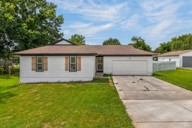 Front exterior of 10512 N Oak Trafficway, Kansas City, MO, a home sold by Carol Tran Reynolds