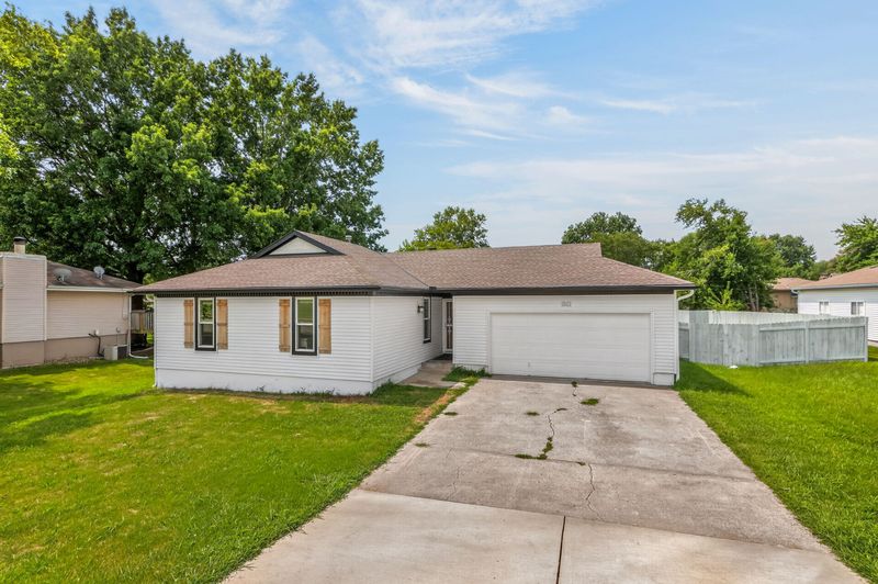 10512 N Oak Trafficway, Kansas City, MO, photo 2 of 10, a home sold by Carol Tran Reynolds