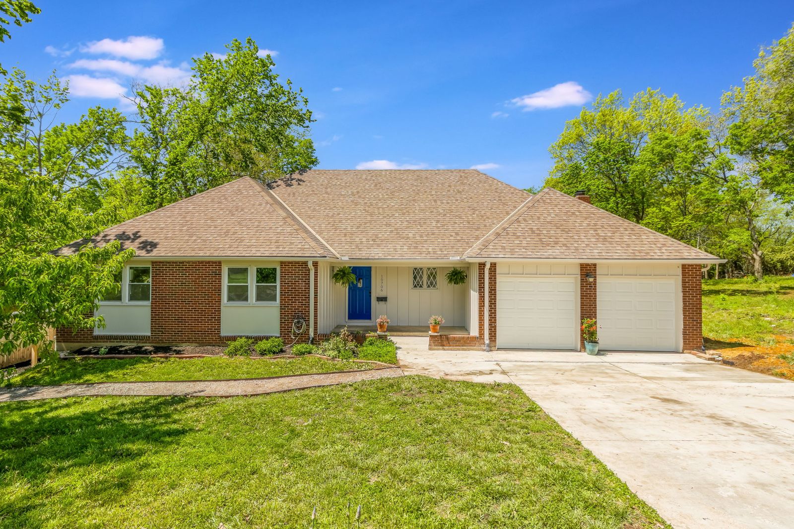 Front exterior at 10706 Hillcrest Rd, Kansas City, MO, a home sold by Carol Tran Reynolds