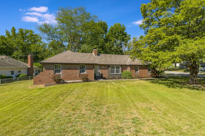 10900 Lydia Ave, Kansas City, MO, photo 2 of 10, a home sold by Carol Tran Reynolds
