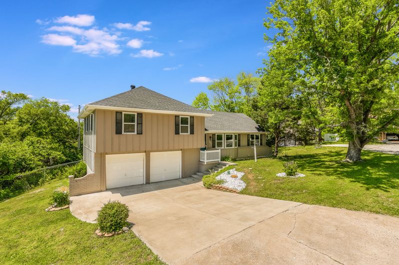 10908 Indiana Ave, Kansas City, MO, photo 2 of 10, a home sold by Carol Tran Reynolds
