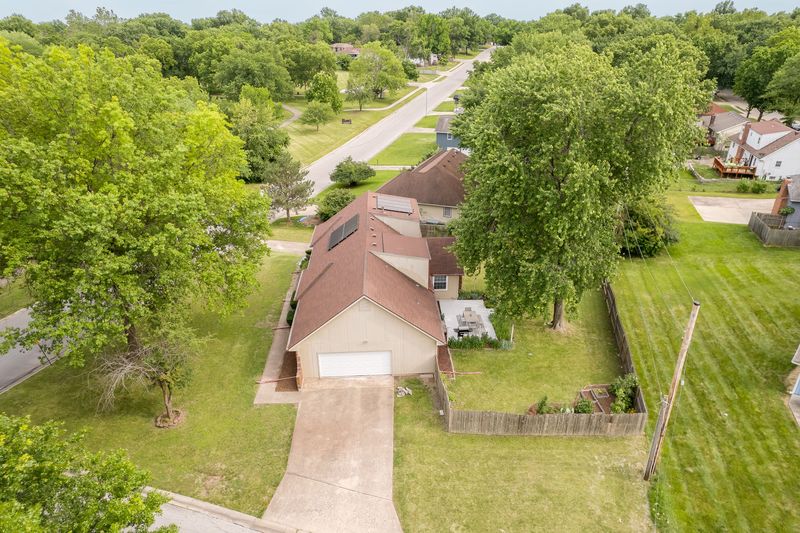 12500 Winchester Ave, Grandview, MO, photo 4 of 10, a home sold by Carol Tran Reynolds