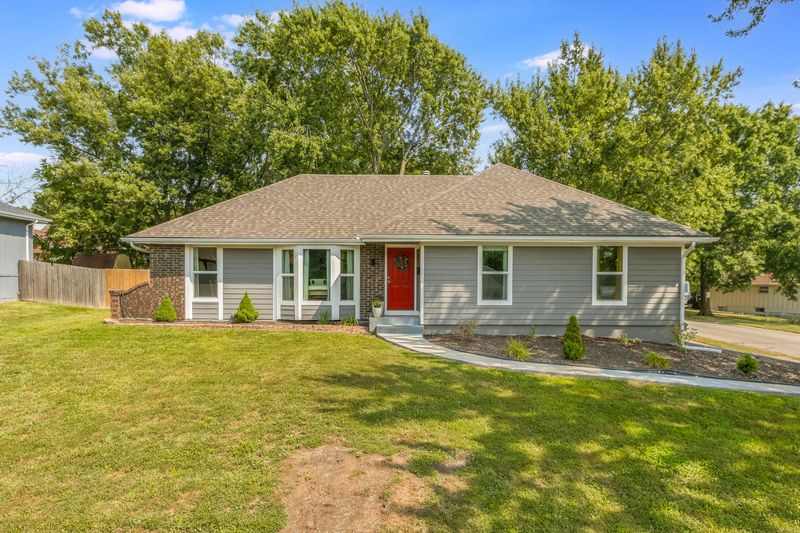 Front exterior of 12733 Richmond Ave, Grandview, MO, a home sold by Carol Tran Reynolds