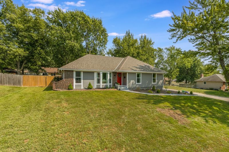 12733 Richmond Ave, Grandview, MO, photo 2 of 10, a home sold by Carol Tran Reynolds
