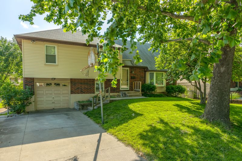 13400 Park Hills Dr, Grandview, MO, photo 2 of 10, a home sold by Carol Tran Reynolds