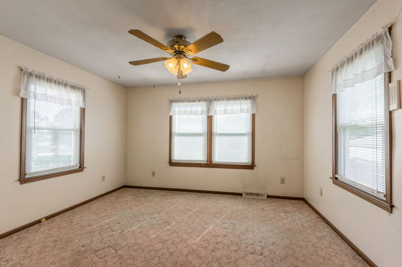 13400 Park Hills Dr, Grandview, MO, photo 5 of 10, a home sold by Carol Tran Reynolds