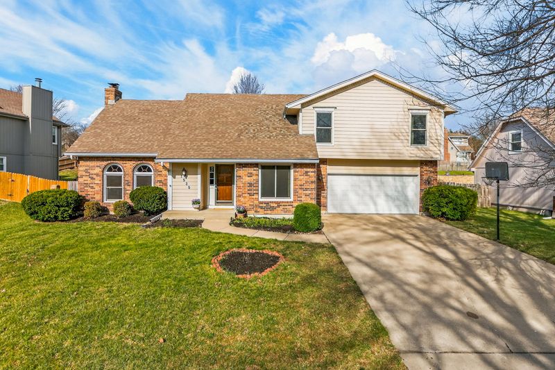 Front exterior of 1525 NE Yorkshire Dr, Lee's Summit, MO, a home sold by Carol Tran Reynolds