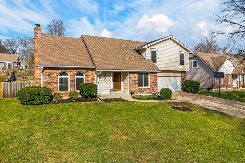 1525 NE Yorkshire Dr, Lee's Summit, MO, photo 2 of 10, a home sold by Carol Tran Reynolds