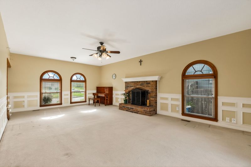 1525 NE Yorkshire Dr, Lee's Summit, MO, photo 4 of 10, a home sold by Carol Tran Reynolds