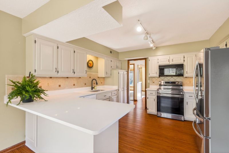 1525 NE Yorkshire Dr, Lee's Summit, MO, photo 5 of 10, a home sold by Carol Tran Reynolds