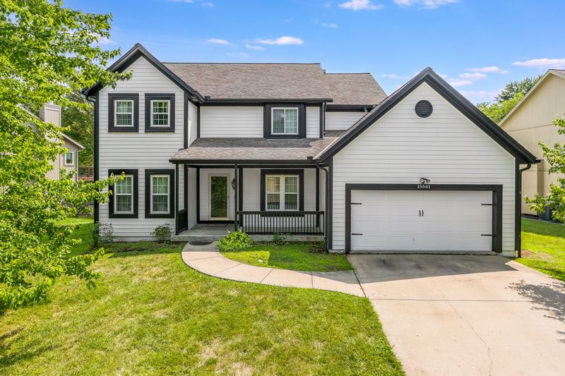 Front exterior of 15561 W 140th Ter, Olathe, KS, a home sold by Carol Tran Reynolds