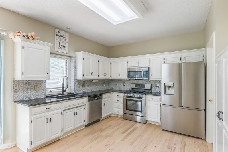 15561 W 140th Ter, Olathe, KS, photo 5 of 10, a home sold by Carol Tran Reynolds