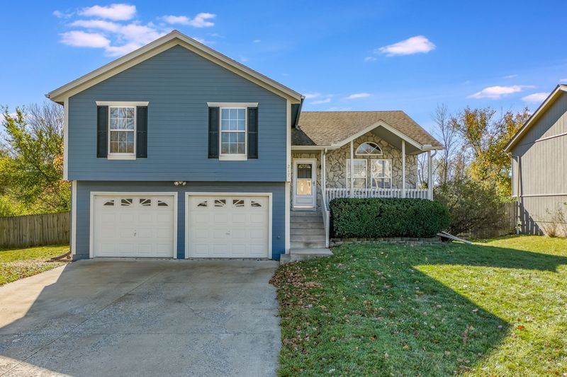 Front exterior of 217 E Foxwood Dr, Raymore, MO, a home sold by Carol Tran Reynolds