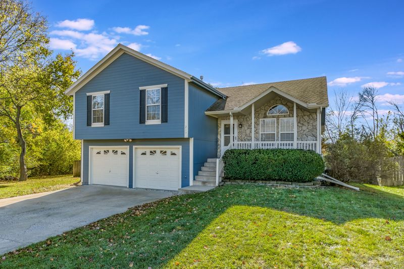 217 E Foxwood Dr, Raymore, MO, photo 2 of 10, a home sold by Carol Tran Reynolds