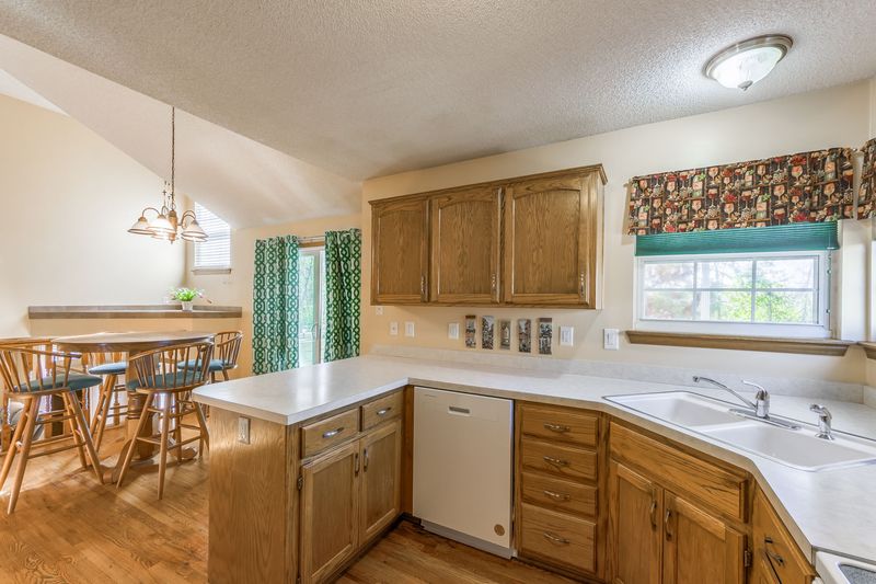 217 E Foxwood Dr, Raymore, MO, photo 5 of 10, a home sold by Carol Tran Reynolds