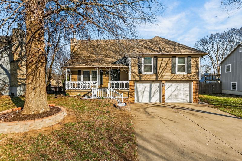 Front exterior of 221 SE Bristol Dr, Lee's Summit, MO, a home sold by Carol Tran Reynolds