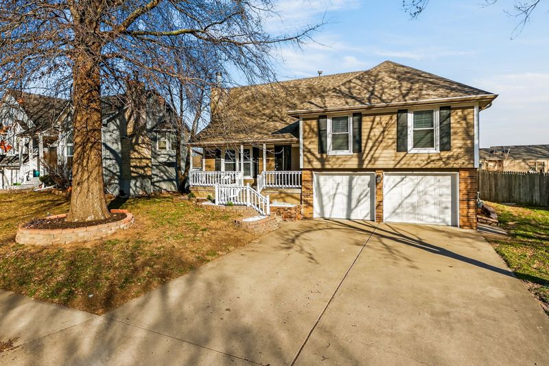 221 SE Bristol Dr, Lee's Summit, MO, photo 2 of 10, a home sold by Carol Tran Reynolds