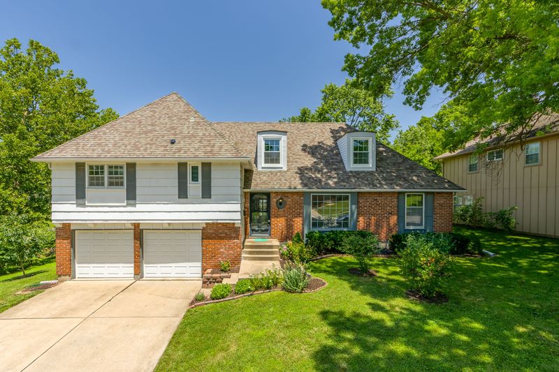 Front exterior of 3408 E 105th Ter, Kansas City, MO, a home sold by Carol Tran Reynolds