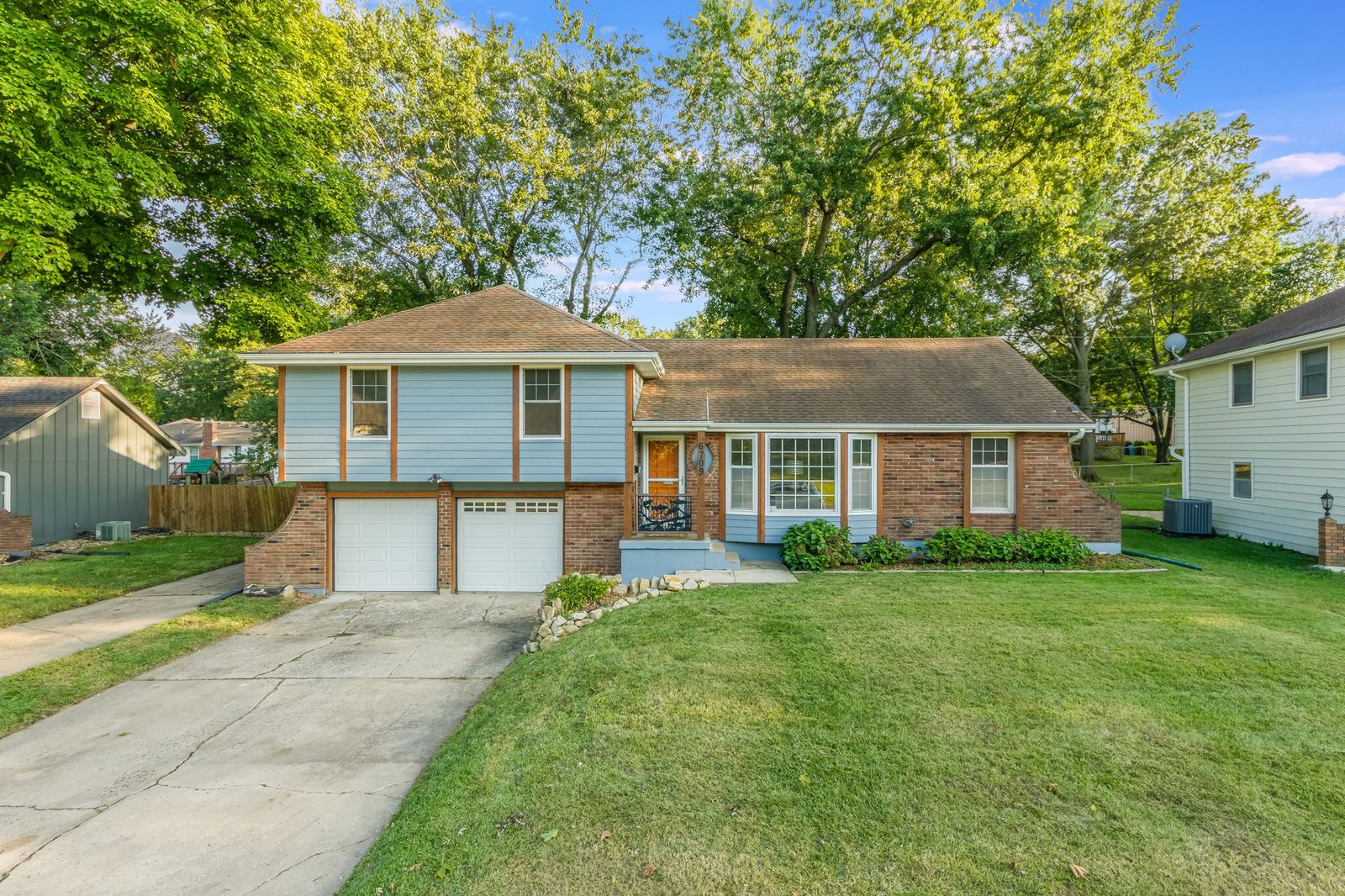 Front exterior of 6709 E 126th St, Grandview, MO, a home sold by Carol Tran Reynolds