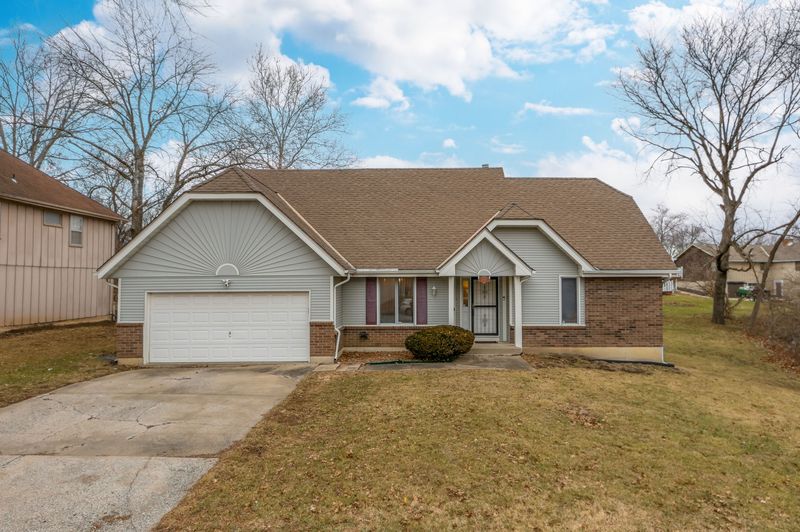 Front exterior of 6906 E 125th St, Grandview, MO, a home sold by Carol Tran Reynolds