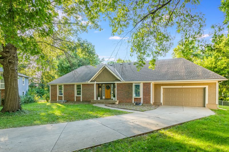7004 E 132nd St, Grandview, MO, photo 2 of 10, a home sold by Carol Tran Reynolds