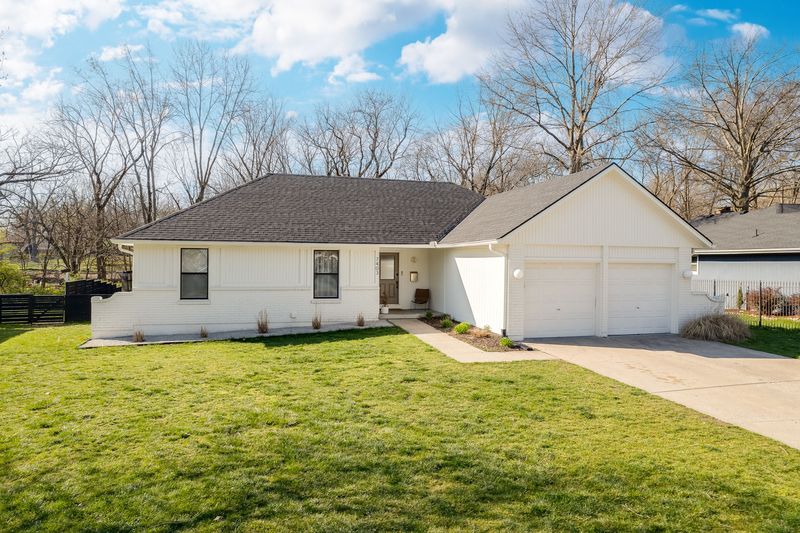 Front exterior of 7403 E 129th St, Grandview, MO, a home sold by Carol Tran Reynolds